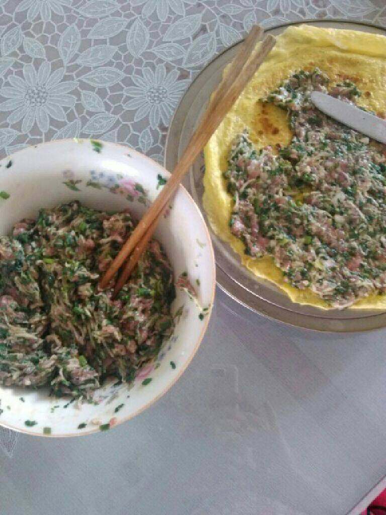三丝蛋卷,把食材都用生抽,葱,生姜,黄酒,盐,椒粉拌好