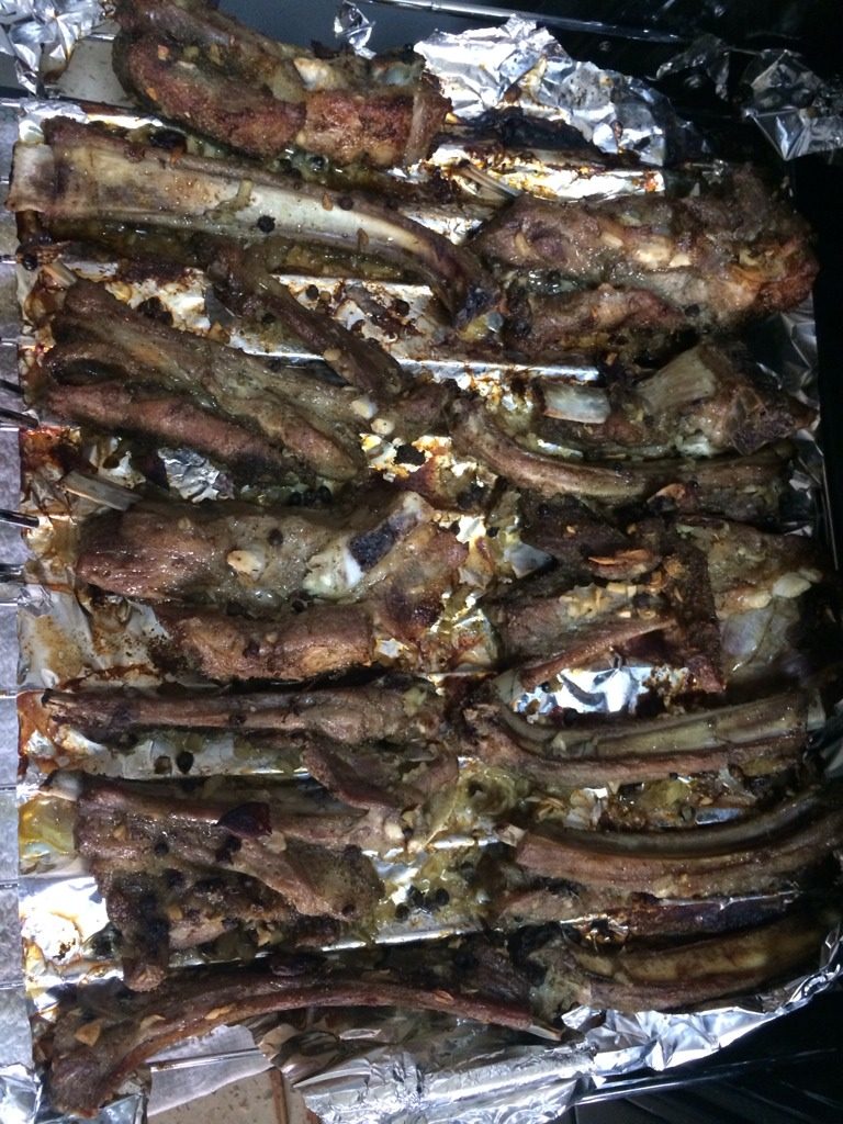 蒜香秘制烤羊排,如图新鲜美味可口的蒜香秘制烤羊排出炉啦!