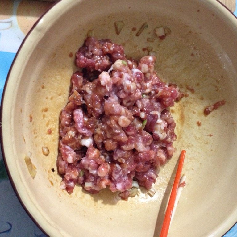 虾丸冬瓜汤,如图肉馅加入生抽,十三香,盐搅匀