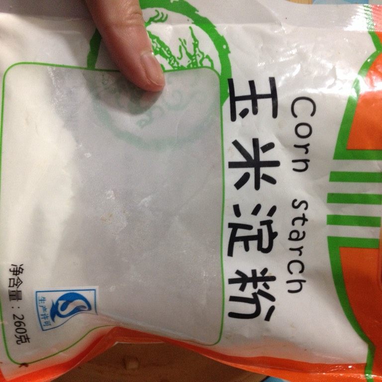 虾丸冬瓜汤,如图肉馅加入淀粉,作用是让丸子口感更嫩