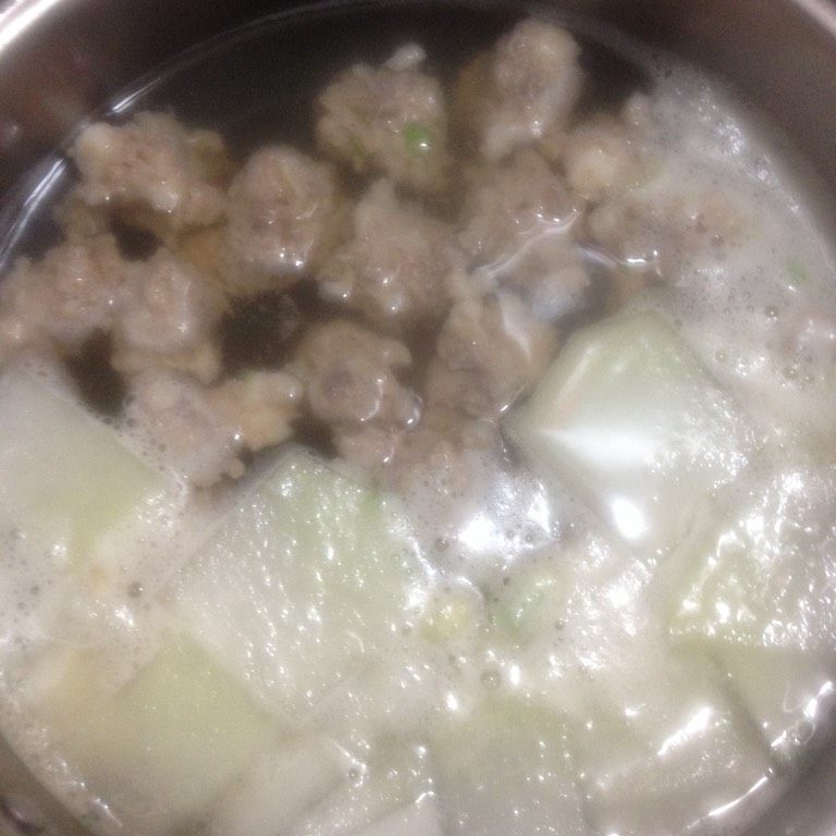 虾丸冬瓜汤,如图加入丸子,