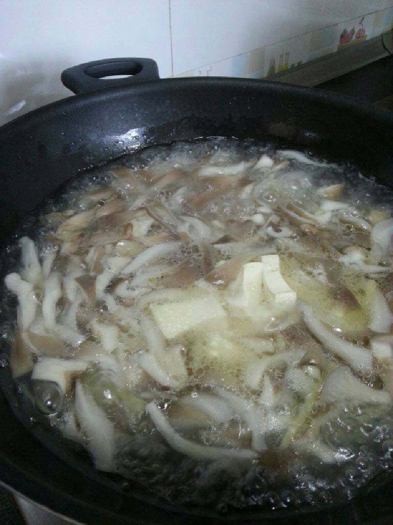 芋头平菇炖豆腐,放入平菇和芋头翻炒加水煮开放豆腐!
