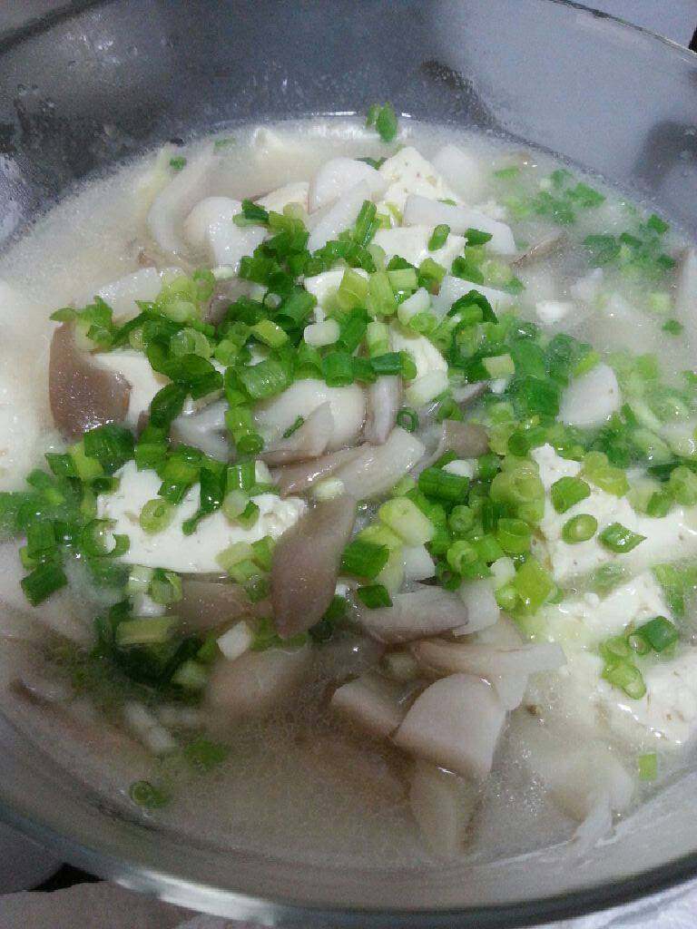 芋头平菇炖豆腐,煮好了,撒上葱花准备开饭!