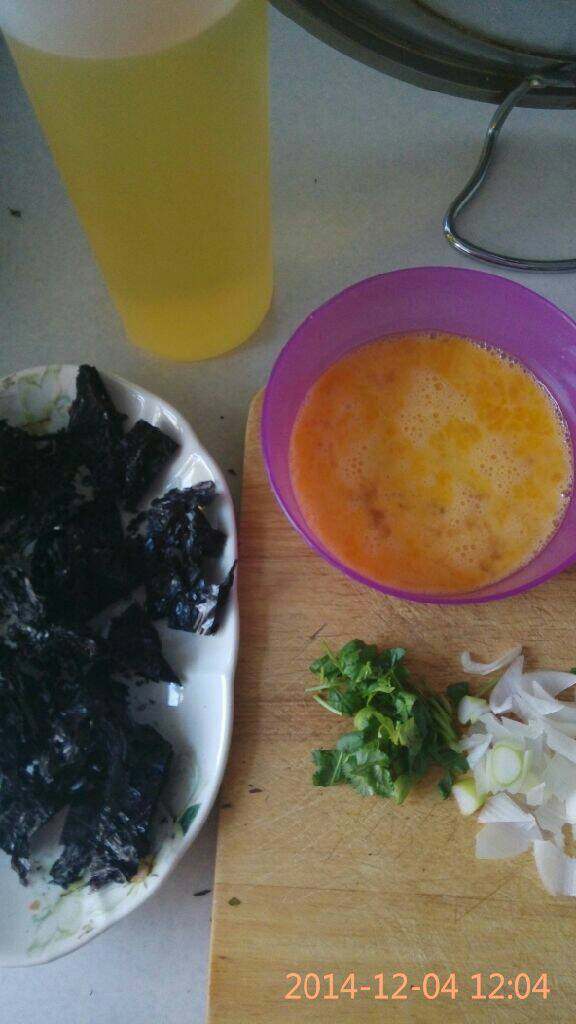 紫菜蛋花汤,准备好材料，<a style='color:red;display:inline-block;' href='/shicai/ 273'>紫菜</a>剪开，<a style='color:red;display:inline-block;' href='/shicai/ 9'>鸡蛋</a>打散，葱切葱花，<a style='color:red;display:inline-block;' href='/shicai/ 131'>香菜</a>切末