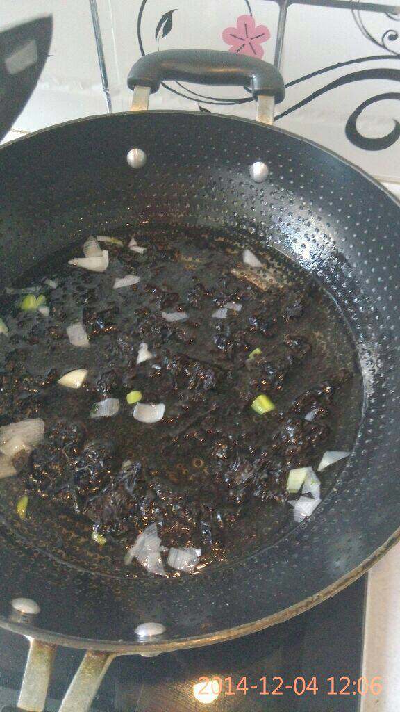 紫菜蛋花汤,锅中放油，油热放入葱花煸香，加水，加紫菜