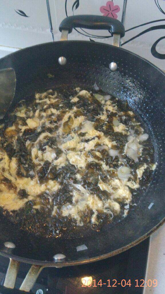 紫菜蛋花汤,水开打入鸡蛋，边倒鸡蛋边搅动，再加入盐调味