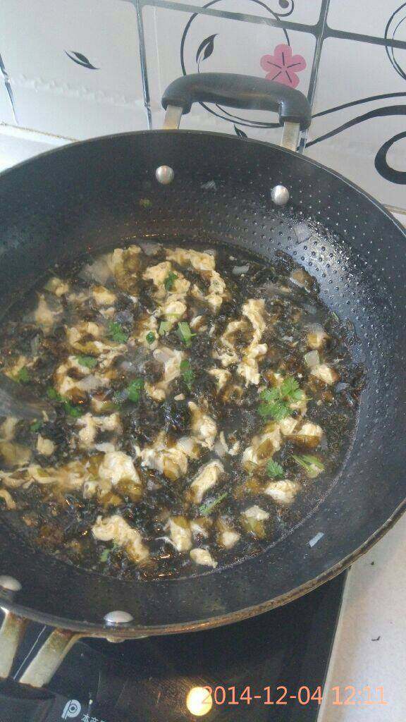 紫菜蛋花汤,关火，撒入香菜末