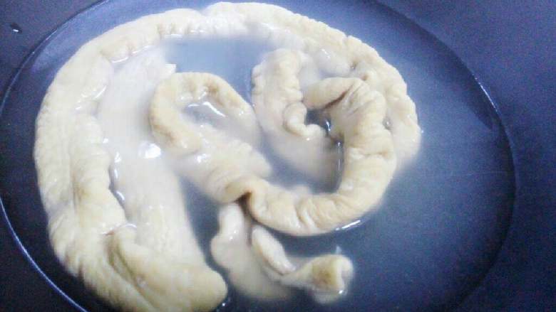 萝卜烧肥肠,做这菜之前得清洗猪大肠,这可是一个很重要的环节,如果处理得不好,会直接影响到口感和食欲。
<a style='color:red;display:inline-block;' href='/shicai/ 439'>肥肠</a>洗净后用煮一下,捞出沥干水份。