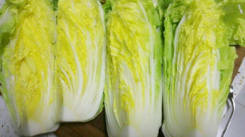 辣白菜,白菜去掉老帮,切成四瓣。