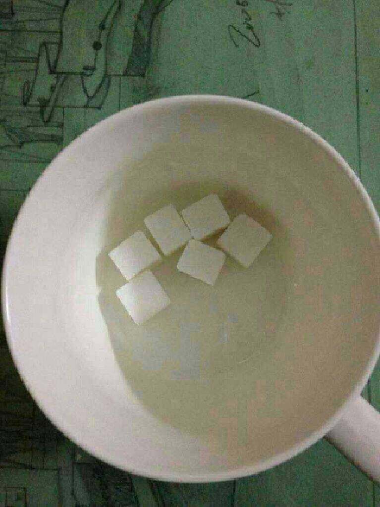 牛奶炖蛋（现场直播）,杯子里放方糖