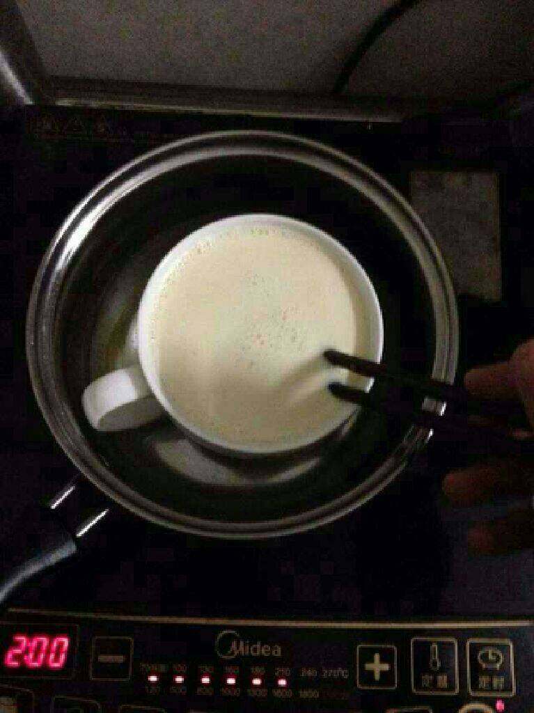 牛奶炖蛋（现场直播）,上锅蒸，用筷子搅拌一下