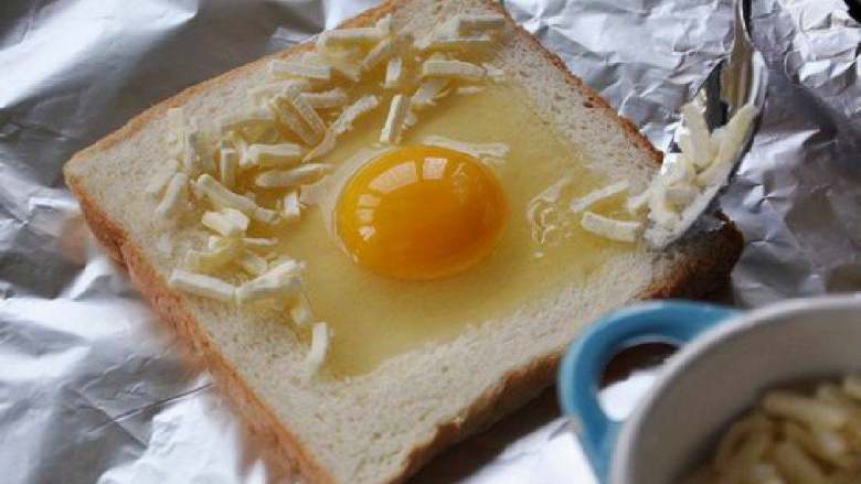 鸡蛋芝士烤吐司,在蛋清和面包边之间铺上一层Mozzarella<a style='color:red;display:inline-block;' href='/shicai/ 935'>芝士</a>碎 (没Mozzarella的话也可以用其他代替)