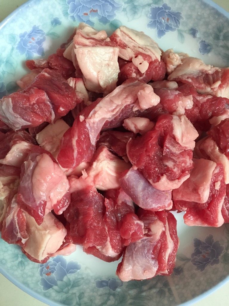 土豆烧牛腩,如图牛腩洗净切块