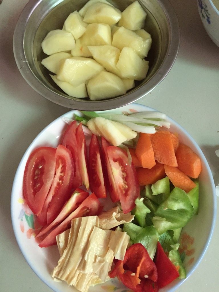 土豆烧牛腩,如图都切好备用