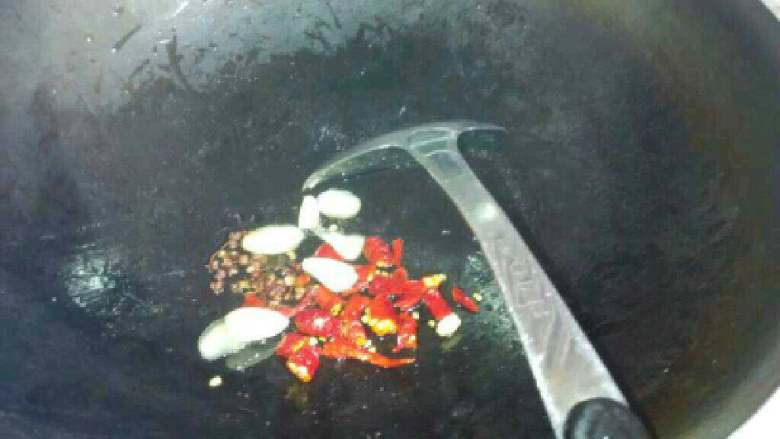 麻辣香锅螃蟹,在把姜,蒜辣椒都放进去炒。