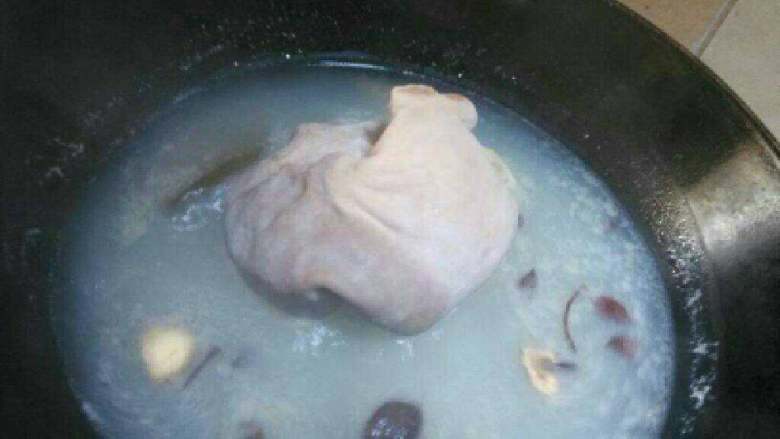 红油猪肚,1.先把锅里放上水，葱，<a style='color:red;display:inline-block;' href='/shicai/ 700'>花椒</a>，<a style='color:red;display:inline-block;' href='/shicai/ 695'>八角</a>，<a style='color:red;display:inline-block;' href='/shicai/ 37'>姜</a>等香料把<a style='color:red;display:inline-block;' href='/shicai/ 422'>猪肚</a>煮熟，担不要煮的太烂