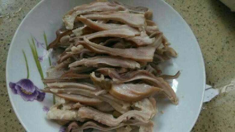 红油猪肚,2.把煮熟的猪肚用涼水泡一下，切成条