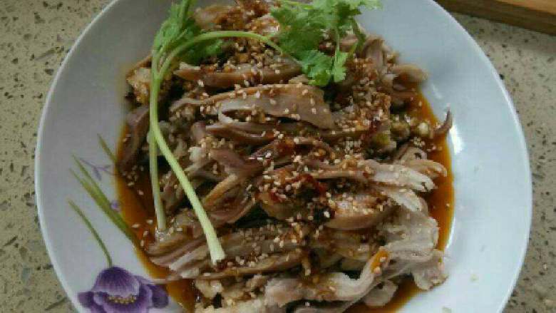 红油猪肚,3.最后把<a style='color:red;display:inline-block;' href='/shicai/ 4965'>红油</a>，<a style='color:red;display:inline-block;' href='/shicai/ 5506'>麻油</a>，姜，蒜，葱花，一点<a style='color:red;display:inline-block;' href='/shicai/ 756'>鸡精</a>，一点<a style='color:red;display:inline-block;' href='/shicai/ 748'>花椒油</a>，一点<a style='color:red;display:inline-block;' href='/shicai/ 3729'>白糖</a>，<a style='color:red;display:inline-block;' href='/shicai/ 692'>酱油</a>调成汁，撒入猪肚中，在到1/2勺<a style='color:red;display:inline-block;' href='/shicai/ 768'>香醋</a>，放入<a style='color:red;display:inline-block;' href='/shicai/ 131'>香菜</a>点缀一下。