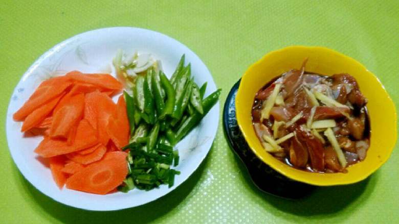 鸡腿肉炒胡萝卜,<a style='color:red;display:inline-block;' href='/shicai/ 92'>鸡腿</a>肉切块加少许酱油、料酒、盐腌制十分钟，<a style='color:red;display:inline-block;' href='/shicai/ 25'>胡萝卜</a>、青椒、蒜头切片，<a style='color:red;display:inline-block;' href='/shicai/ 37'>姜</a>切丝，<a style='color:red;display:inline-block;' href='/shicai/ 163'>葱白</a>切段