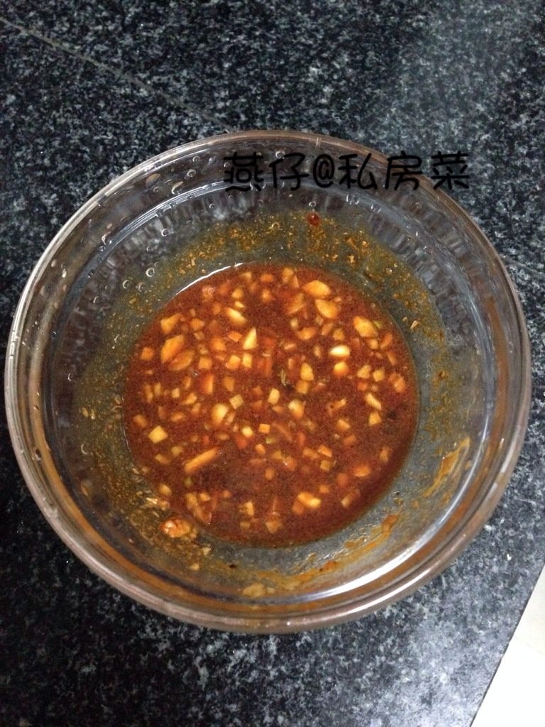 白灼虾,如图酱汁这里是用，陈醋，酱油，花生酱，蒜头，老干妈，调制的。