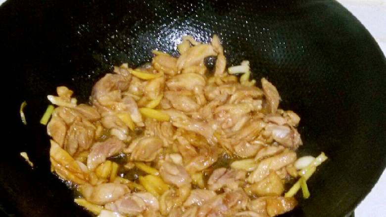 鸡腿肉炒胡萝卜,下鸡腿肉爆炒五成熟