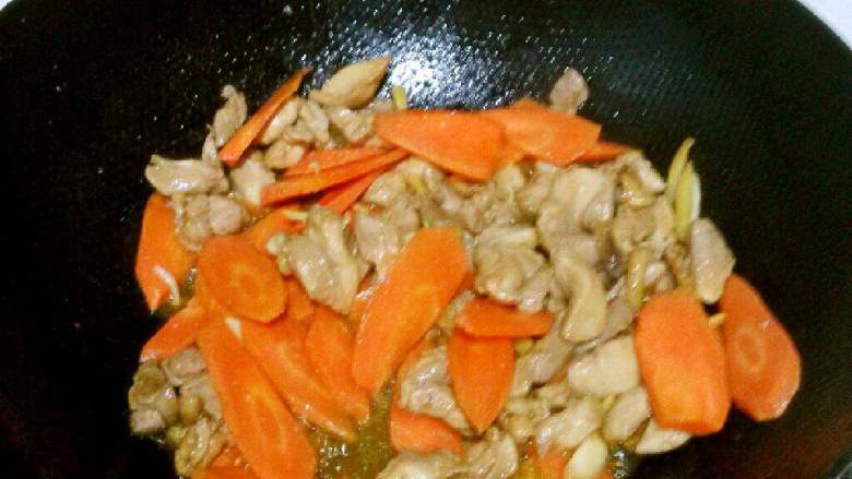 鸡腿肉炒胡萝卜,下胡萝卜翻炒几遍,加少许水盖好锅盖大火焖三分钟