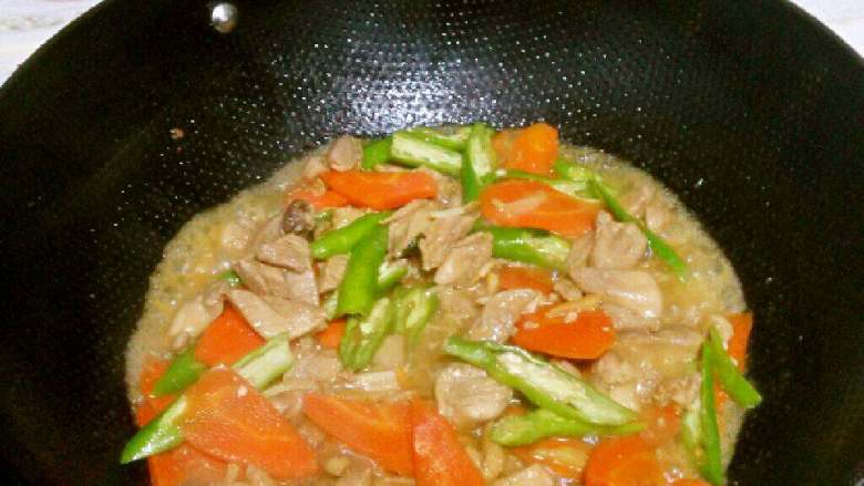 鸡腿肉炒胡萝卜,大火收汁,下青椒、盐、酱油翻炒均匀即可出锅