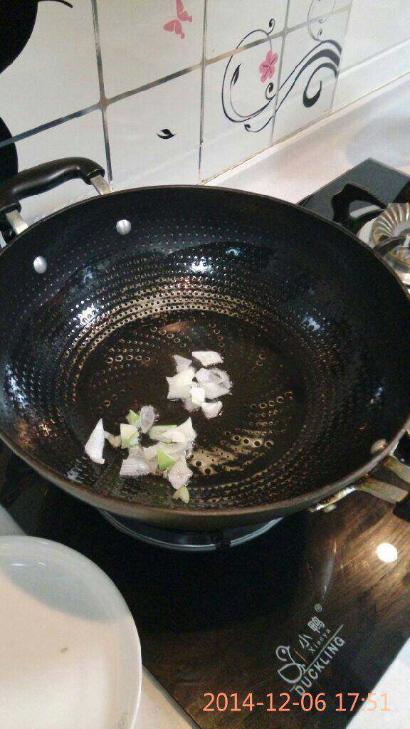 鲜蘑炒五花肉,锅中放油，油热加入葱花，爆香，加入肉翻炒，加入<a style='color:red;display:inline-block;' href='/shicai/ 718'>料酒</a>，<a style='color:red;display:inline-block;' href='/shicai/ 692'>酱油</a>，炒至肉变色