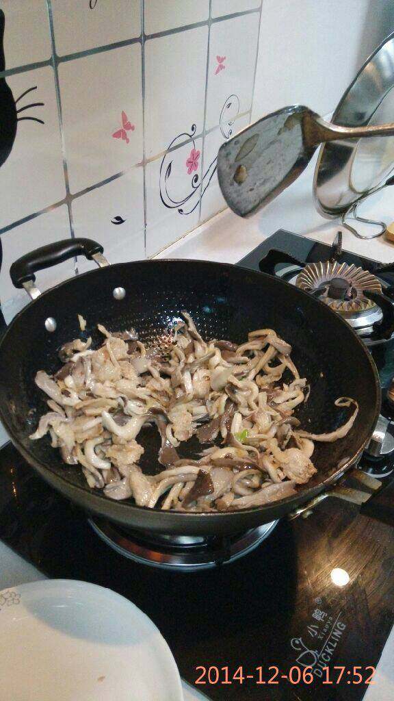 鲜蘑炒五花肉,加入鲜磨,继续翻炒,加盐调味翻炒至熟