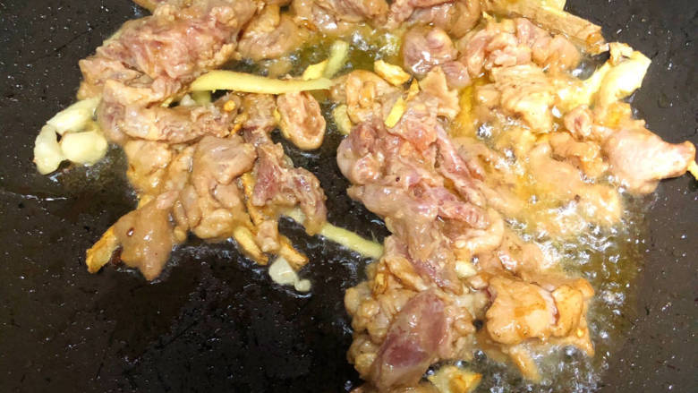 西兰花炒肉片,加入肉片继续翻炒,炒至肉变熟