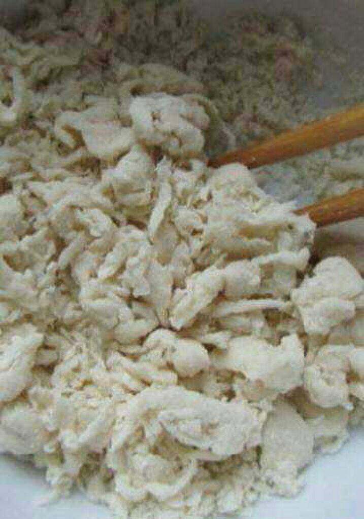 专为宝宝做的疙瘩汤,一点点的加开水弄成面片