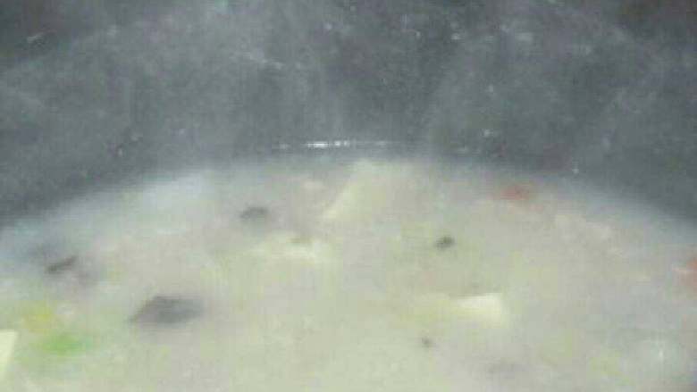 专为宝宝做的疙瘩汤,蔬菜剁碎，下锅煮熟，再放面片煮，放点盐