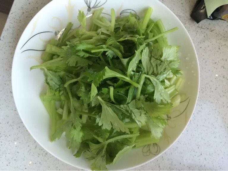 生啫鸡煲,<a style='color:red;display:inline-block;' href='/shicai/ 125'>芹菜</a>洗净,切段