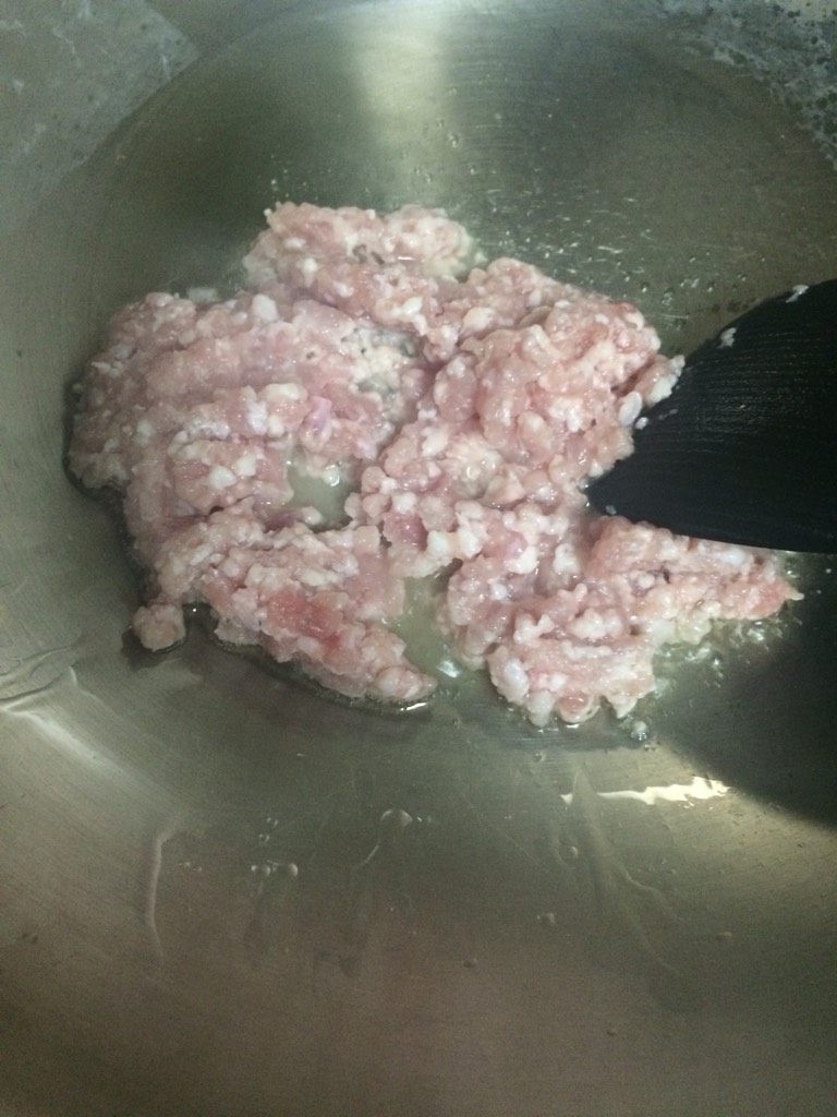 肉糜豆腐,如图起油锅,5分热时倒入肉糜翻炒;