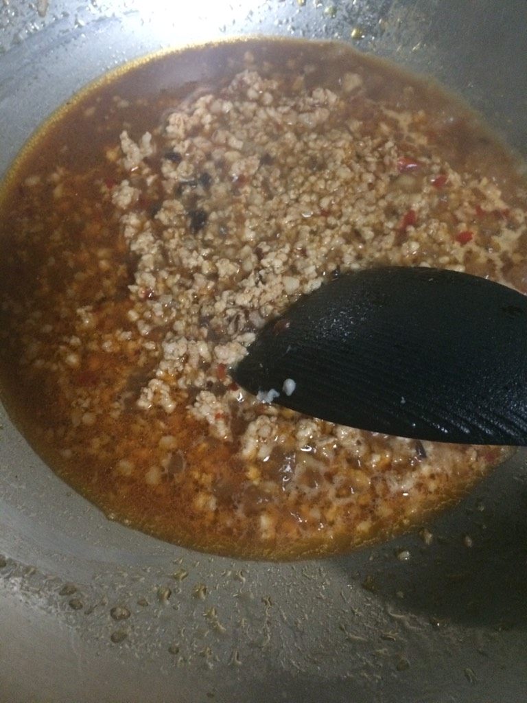 肉糜豆腐,如图加入生抽、豆豉辣酱翻炒几下,加入少许水;