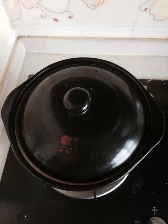 生啫鸡煲,盖好盖子,听到咕嘟声转小火,15分钟