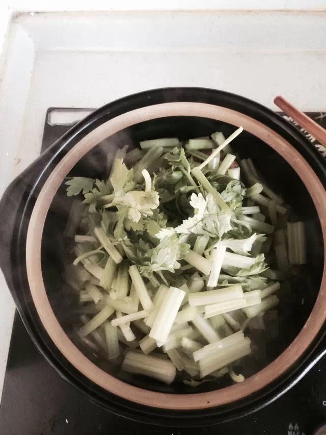 生啫鸡煲,放入芹菜,盖好盖子焖1分钟