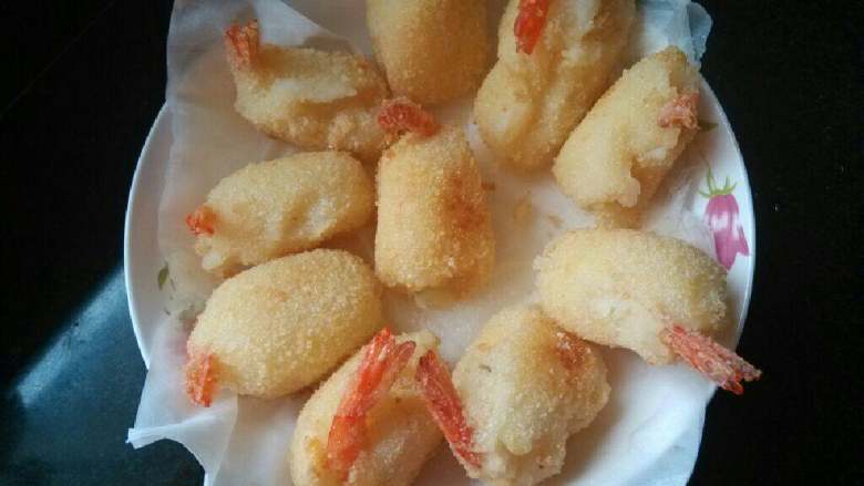 黄金土豆虾,土豆揉圆再压扁中间放虾然后再揉圆，油热锅烧6成热放入揉好的半成品炸成金黄色即可
