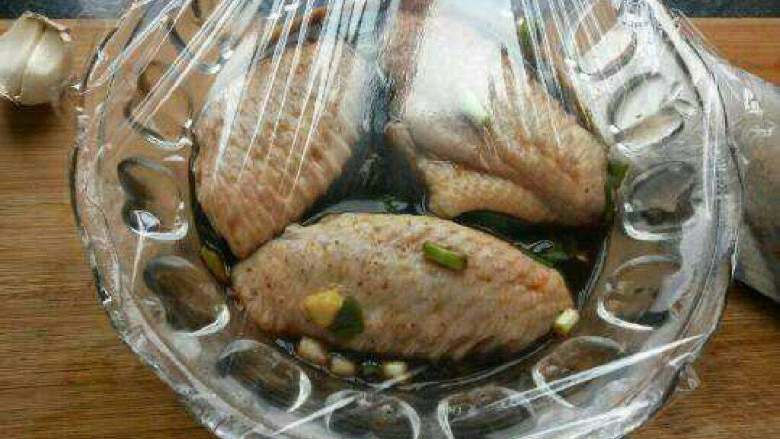糯米蒸鸡翅,用保鲜膜封起来,腌制入味。