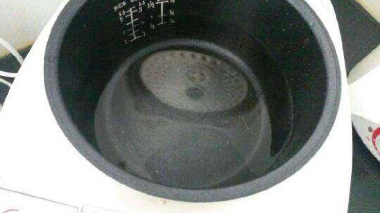 糯米蒸鸡翅,电饭煲里放适量水(能蒸一个小时的水)。