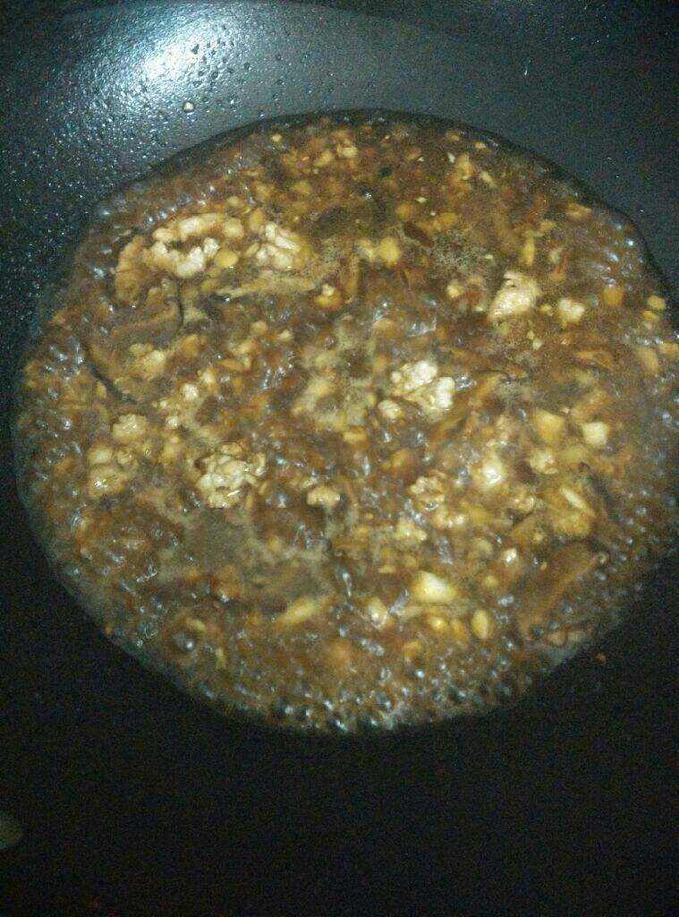 肉末茄子,锅内留油，放姜蒜爆香，再放香菇半煎炒出香味，再放瘦肉炒散；放水、<a style='color:red;display:inline-block;' href='/shicai/ 788'>生抽</a>、一勺生粉兑的半碗水，烧开；试下味道，不够咸再放少许盐；