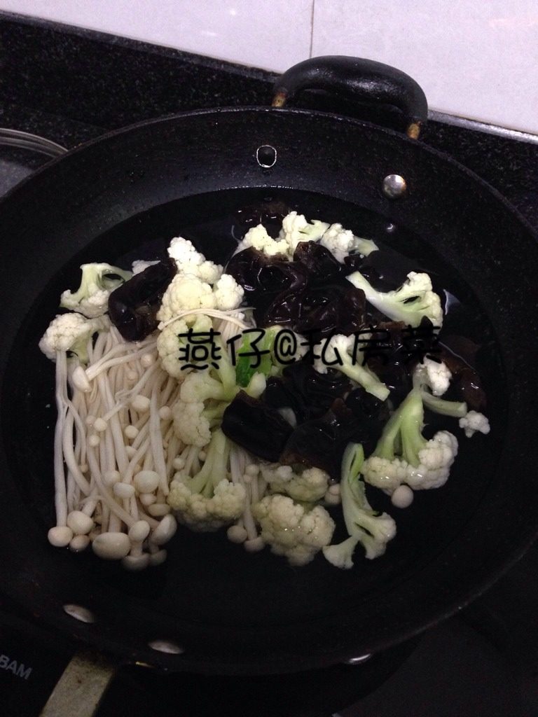 干锅虾,如图所有食材洗净,锅里水沸腾,放入食材下锅焯水后,捞起备用。
