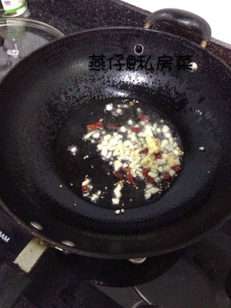 干锅虾,如图锅里放入<a style='color:red;display:inline-block;' href='/shicai/ 2800'>生姜</a>末，蒜蓉，<a style='color:red;display:inline-block;' href='/shicai/ 86474'>干辣椒</a>，炒香。