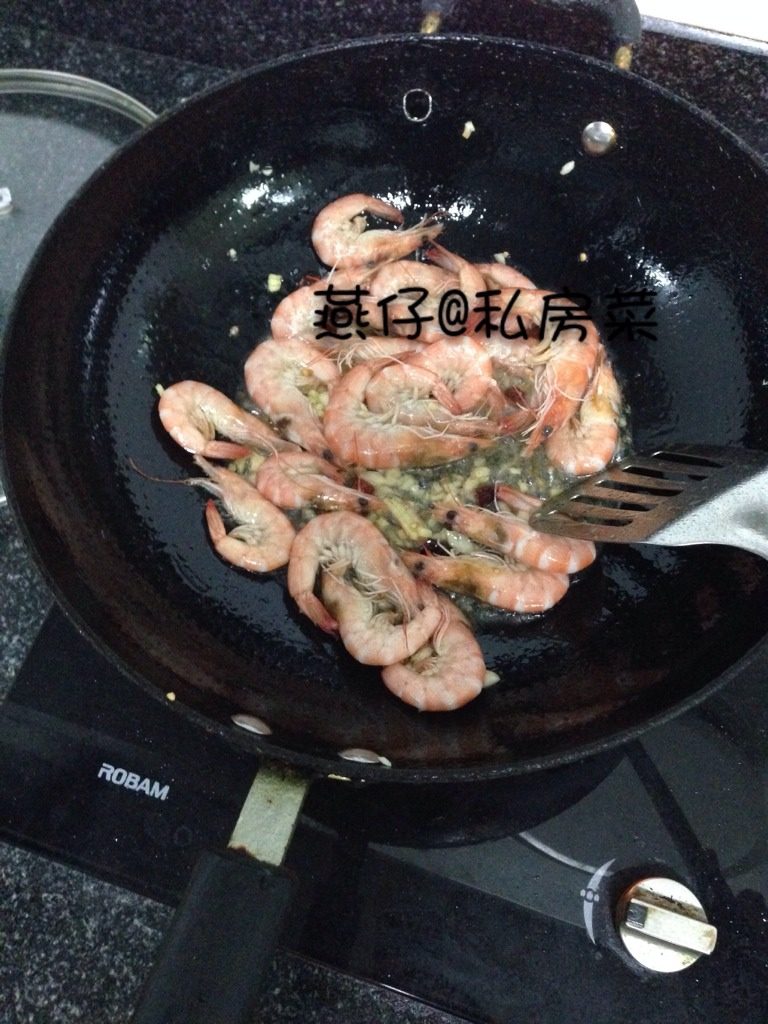干锅虾,如图再倒入洗净的虾,大火快速翻炒。