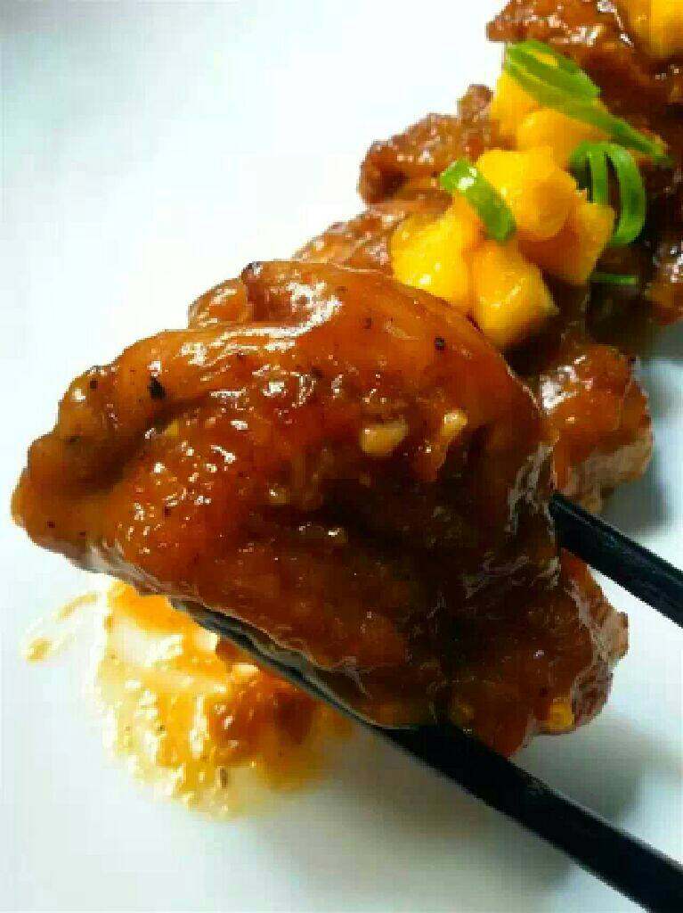 香芒鸡腿,锅放适量油，把鸡皮一面朝下煎，出油脂后，再翻面煎，两面煎到金黄即可。留底油，放蒜片，<a style='color:red;display:inline-block;' href='/shicai/ 86474'>干辣椒</a>，<a style='color:red;display:inline-block;' href='/shicai/ 163'>葱白</a>爆香，放煎好的鸡腿，倒入调好的汁，加盖小火焖25分钟左右，至汤汁收干即可。