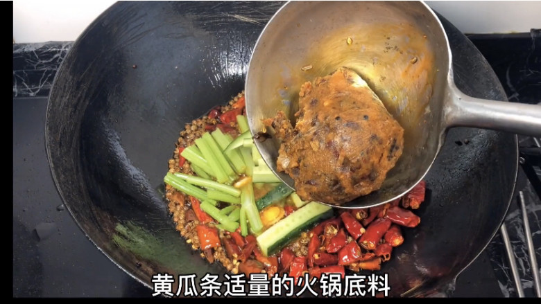 家庭版烤鱼制作方法,放入<a style='color:red;display:inline-block;' href='/shicai/ 4159'>火锅底料</a>