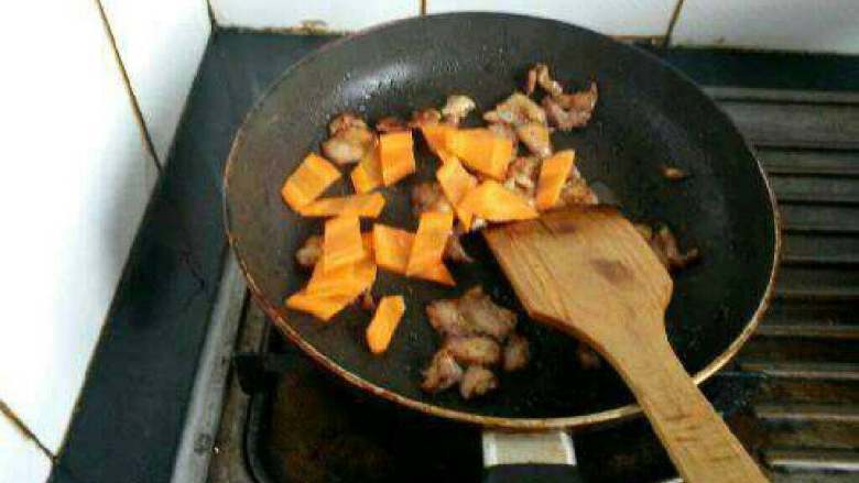 五花肉炒面,肉炒变色后就放入胡萝卜翻炒。