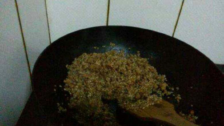 肉末蒸糯米卷,加适量水翻炒几分钟就可以盛出来。