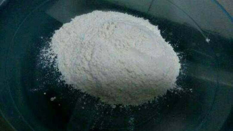 肉末蒸糯米卷,现在和面,就普通面粉就可以了,我用了300克面粉,,孝母3克左右。