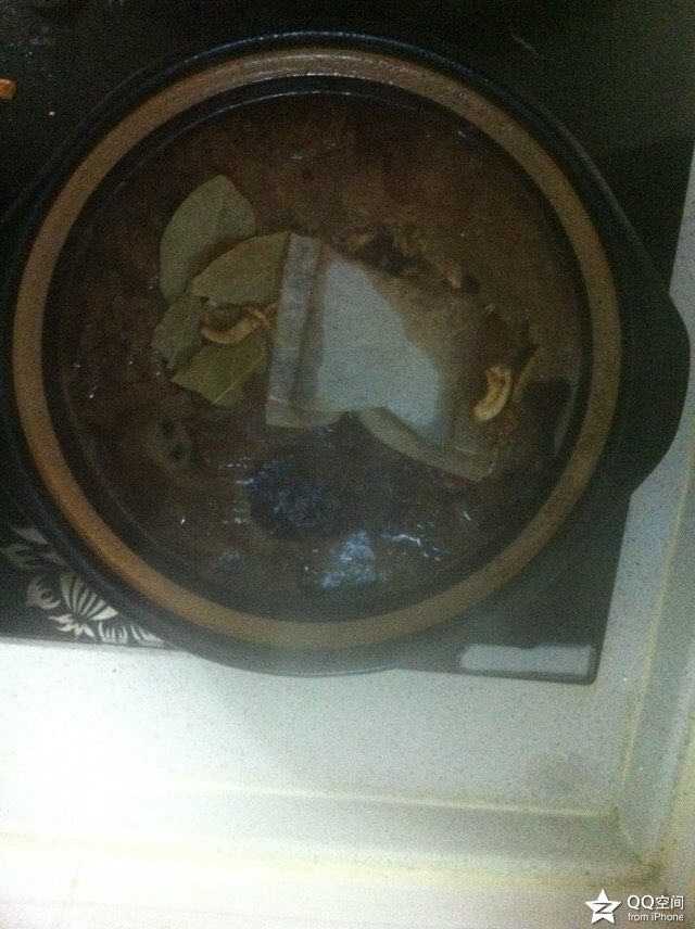 牛肉炖菜,煮开水后将炒好的牛肉倒入沙锅内,